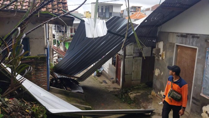 Atap TPS Pasar Induk Among Tani terbang tertiup angin