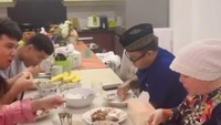 Nah kalau ini keluarganya Fuji sahur bareng nih. Foto: instagram Fuji.