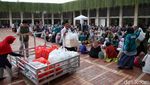 Bagikan Ribuan Takjil Gratis, Begini Suasana Buka Puasa Pertama di Istiqlal