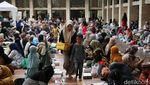 Bagikan Ribuan Takjil Gratis, Begini Suasana Buka Puasa Pertama di Istiqlal