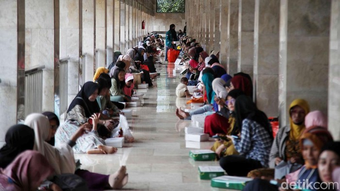 Masjid Istiqlal, Jakarta Pusat, menyediakan 4.000 hingga 6.000 boks takjil gratis setiap hari. Masyarakat yang ingin mendapatkan takjil tersebut bisa mendatangi Masjid Istiqlal setiap hari saat berbuka puasa, Selasa (12/3/2024).