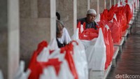 Pada hari Jumat hingga Minggu, Masjid Istiqlal akan menyediakan 6.000 boks takjil. Jumlah ini meningkat dibandingkan tahun lalu, yang hanya menyediakan 4.000 boks takjil.