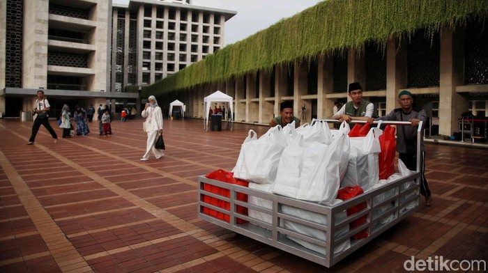 Bagikan Ribuan Takjil Gratis, Begini Suasana Buka Puasa Pertama di Masjid Istiqlal Masjid Istiqlal, Jakarta Pusat, menyediakan 4.000 hingga 6.000 boks takjil gratis setiap hari. Masyarakat yang ingin mendapatkan takjil tersebut bisa mendatangi Masjid Istiqlal setiap hari saat berbuka puasa, Selasa (12/3/2024).