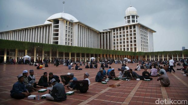 Masjid Istiqlal, Jakarta Pusat, menyediakan 4.000 hingga 6.000 boks takjil gratis setiap hari. Masyarakat yang ingin mendapatkan takjil tersebut bisa mendatangi Masjid Istiqlal setiap hari saat berbuka puasa, Selasa (12/3/2024).