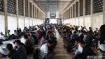 Bagikan Ribuan Takjil Gratis, Begini Suasana Buka Puasa Pertama di Istiqlal