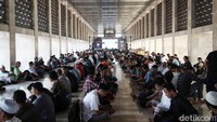 Mulai pukul 17.00 WIB, petugas dan para remaja Masjid Istiqlal membagikan makanan untuk masing-masing jemaah yang sudah duduk di tempat.