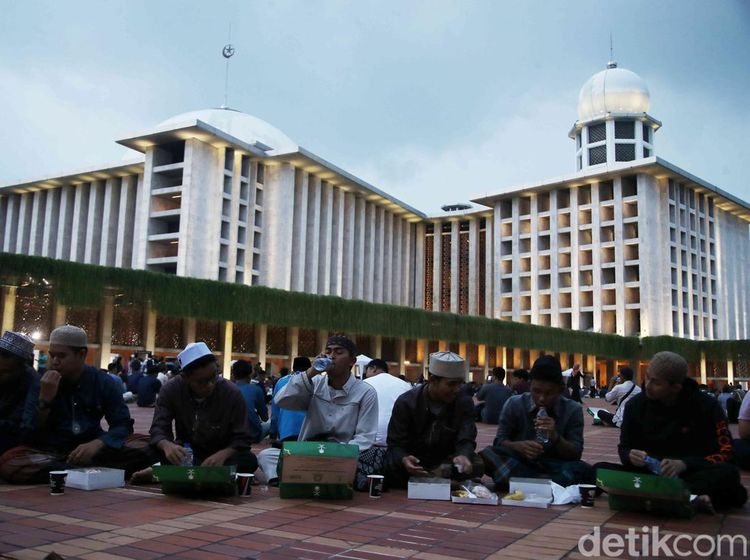 Bagikan Ribuan Takjil Gratis, Begini Suasana Buka Puasa Pertama di Istiqlal