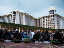 Bagikan Ribuan Takjil Gratis, Begini Suasana Buka Puasa Pertama di Istiqlal