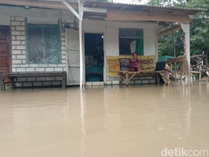 Cerita 2 Lansia Lamongan Bertahan Hidup di Tengah Banjir Luapan Bengawan Solo