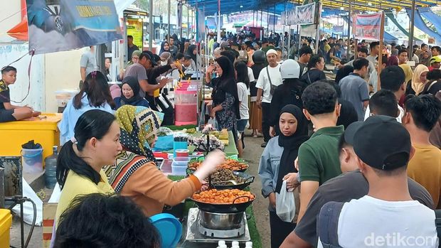 Bazar Ramadan di pasar Mega Legenda, Batam Kepulauan Riau (Kepri). (Alamudin Hamapu)