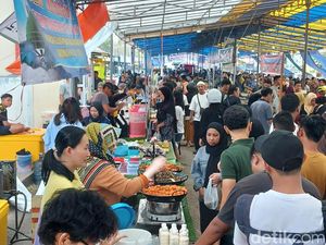 Antusiasme Warga Berburu Takjil di Batam di Hari Pertama Puasa