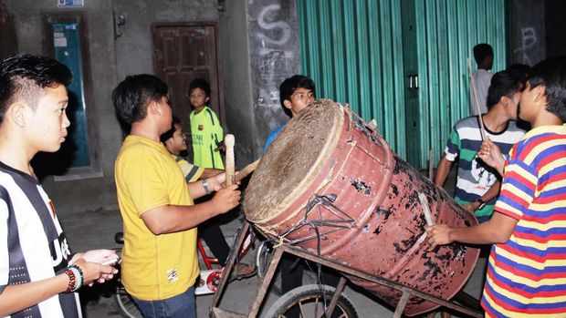 Tradisi memabangunkan sahur dengan bedug di Indonesia