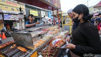 Berbagai jenis takjil dan makanan bisa ditemukan ditempat ini. Mulai dari yang jadul hingga kekinian.
