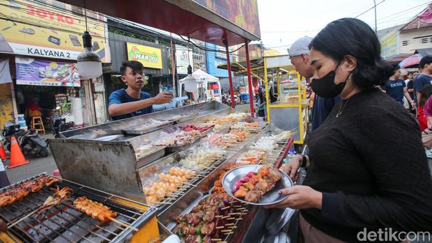 Sejumlah warga mencari hidangan untuk berbuka puasa di kawasan Pasar Lama, Kota Tangerang, Selasa (12/3/2024). Kawasan Pasar Lama bisa menjadi alternatif bagi masyarakat untuk mencari hidangan berbuka puasa.