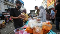 Harga makanan dan minuman di kawasan ini sangat bervariasi.