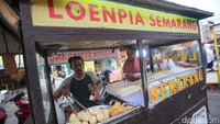 Berbagai jenis makanan bisa ditemui ditempat ini.