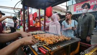 Biasanya, kawasan Pasar Lama mulai dipadati penjual dan pembeli sejak sore hari.