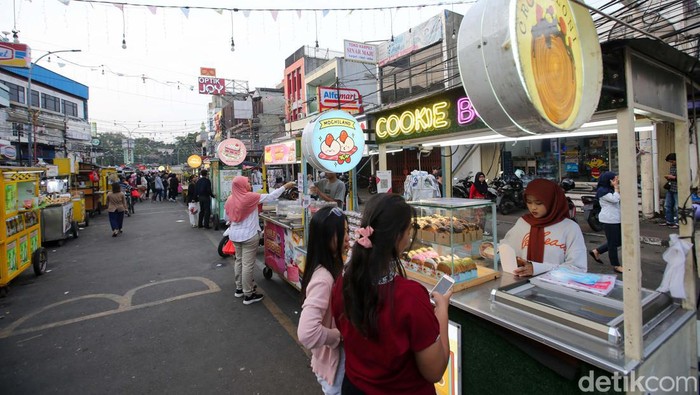 Sejumlah warga mencari hidangan untuk berbuka puasa di kawasan Pasar Lama, Kota Tangerang, Selasa (12/3/2024). Kawasan Pasar Lama bisa menjadi alternatif bagi masyarakat untuk mencari hidangan berbuka puasa.