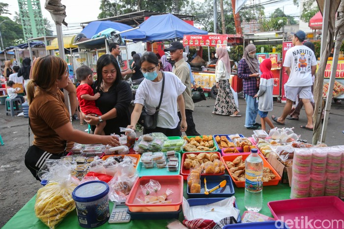 Sejumlah warga mencari hidangan untuk berbuka puasa di kawasan Pasar Lama, Kota Tangerang, Selasa (12/3/2024). Kawasan Pasar Lama bisa menjadi alternatif bagi masyarakat untuk mencari hidangan berbuka puasa.