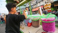 Saat bulan puasa, semakin malam tempat ini akan semakin ramai.