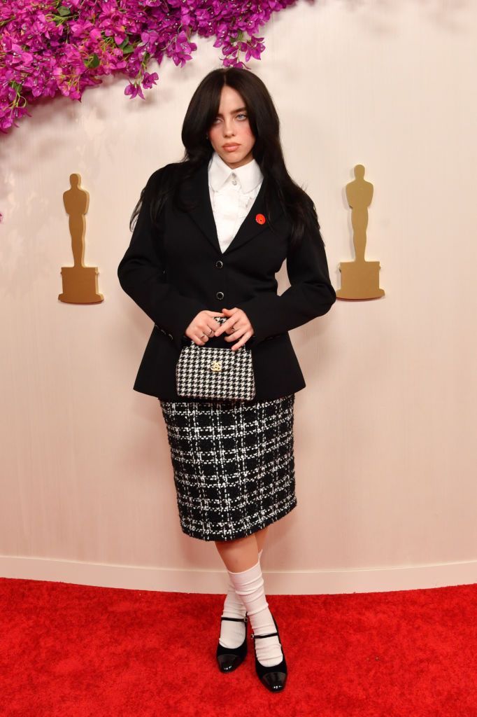Billie Eilish Pakai Pin Merah di Oscars 2024 Dukung Gencatan Senjata di Gaza HOLLYWOOD, CALIFORNIA - MARCH 10: Billie Eilish attends the 96th Annual Academy Awards on March 10, 2024 in Hollywood, California. (Photo by Sarah Morris/WireImage)