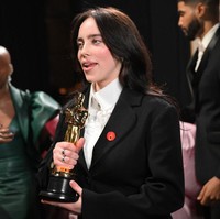 Salah satu yang mencuri atensi dari penampilan Billie Eilish di Oscars 2024 adalah pin merah yang dipakainya di bagian dada blazernya. Dia memakai pin Artists4Ceasefire. Aksesori tersebut merepresentasikan kumpulan para bintang dan pelaku industri hiburan Hollywood yang mendukung gencatan senjata perang Israel-Hamas di Gaza, Palestina.  Foto: Richard Harbaugh/A.M.P.A.S. via Getty Images