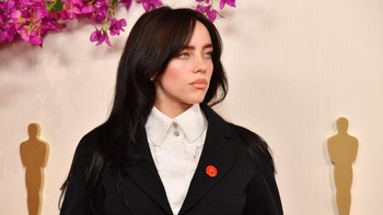 Momen viral lainnya adalah kala Billie Eilish memakai pin merah untuk mendukung genjatan senjata di Palestina. Foto: WireImage/Sarah Morris