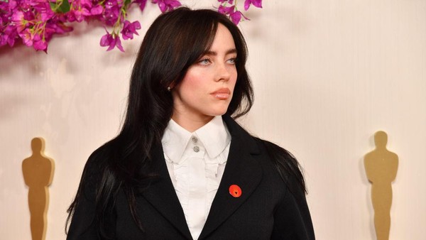 7 Foto Billie Eilish Serba Chanel dan Pakai Pin Dukung Gaza di Oscars 2024