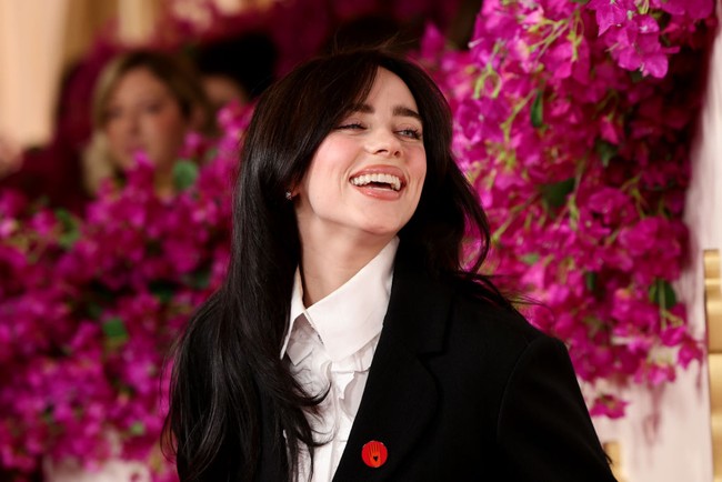 Sejak debutnya, Billie Eilish telah menjadikan musiknya sebagai wadah ekspresi mentalnya. Ia terbuka soal depresi, dismorfia tubuh, dan tekanan ketenaran. “Depresi mengendalikan hampir segalanya dalam hidup saya,” katanya kepada Zane Lowe. “Saya punya perasaan seperti kiamat hampir setiap hari… ketika saya terlalu banyak berpikir tentang fakta bahwa saya tidak akan pernah punya privasi lagi, itu cukup untuk membuat saya ingin melakukan hal-hal gila. Tapi kamu harus belajar melepaskannya,” curhatnya lagi. Foto: Getty Images/Arturo Holmes