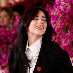 Duh! Billie Eilish Terjatuh hingga Diseret Penggemar di Konser Miami
