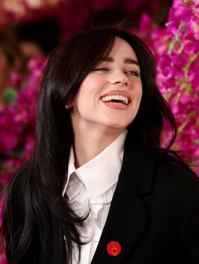Billie Eilish Pakai Pin Merah di Oscars 2024 Dukung Gencatan Senjata di Gaza HOLLYWOOD, CALIFORNIA - MARCH 10: Billie Eilish attends the 96th Annual Academy Awards on March 10, 2024 in Hollywood, California. (Photo by Arturo Holmes/Getty Images)