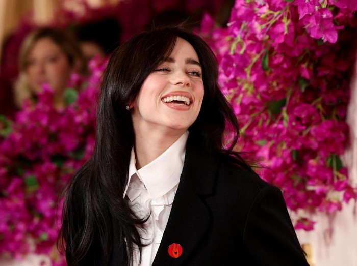 Billie EilishΒ Pakai Pin Merah di Oscars 2024 Dukung Gencatan Senjata di Gaza HOLLYWOOD, CALIFORNIA - MARCH 10: Billie Eilish attends the 96th Annual Academy Awards on March 10, 2024 in Hollywood, California. (Photo by Arturo Holmes/Getty Images)