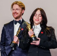 Lagu What Was I Made For yang meraih gelar Best Original Songs di Academy Awards 2024 dibuat Billie bersama kakaknya Finneas Baird OConnell atau lebih dikenal dengan nama FINNEAS. Foto: Dania Maxwell/Los Angeles Times via Getty Images