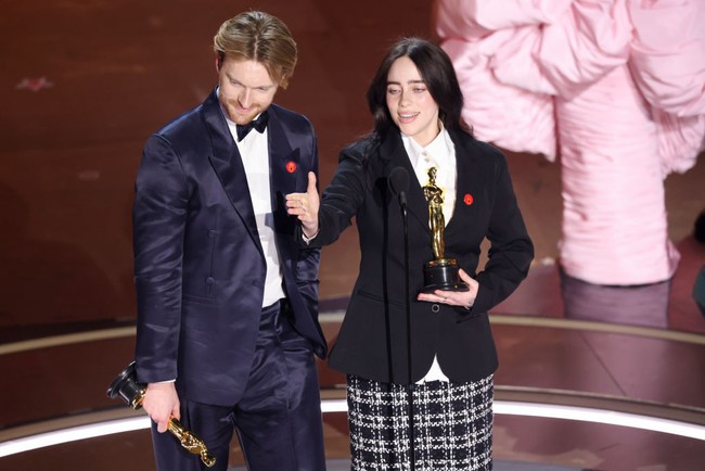 Billie Eilish meraih Piala Oscar keduanya dalam ajang Academy Awards 2024 yang digelar Minggu (10/3/2024) malam di Los Angeles. Penghargaan bergengsi di dunia perfilman itu diraihnya lewat lagunya untuk soundtrack film Barbie, ‘What Was I Made For?.’ Foto: Variety via Getty Images/Rich Polk