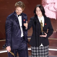 Billie Eilish meraih Piala Oscar keduanya dalam ajang Academy Awards 2024 yang digelar Minggu (10/3/2024) malam di Los Angeles. Penghargaan bergengsi di dunia perfilman itu diraihnya lewat lagunya untuk soundtrack film Barbie, ‘What Was I Made For?.’ Foto: Variety via Getty Images/Rich Polk