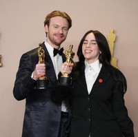 Selain Billie Eilish, sederet selebriti lainnya seperti Mark Ruffalo dan Ramy Youssef juga memakai pin yang mendukung gencatan senjata perang Israel-Hamas di Gaza, Palestina. Foto: FilmMagic/Jeff Kravitz