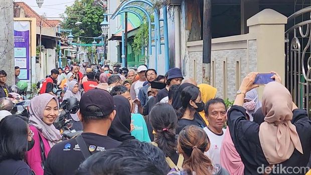 Antusiasme warga antre bubur Samin, Selasa (12/4/2024).