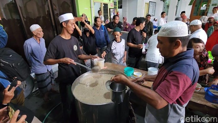 Antusiasme warga antre bubur Samin, Selasa (12/4/2024).