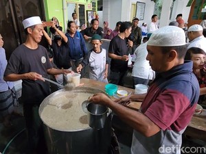 Ratusan Warga Antre Bubur Samin Khas Banjar di Masjid Darussalam Solo