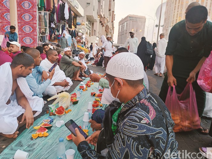 Momen menjelang buka puasa di Masjidil Haram, Senin (11/3/2024).