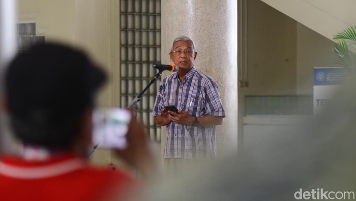 Eks pimpinan KPK Busyro Muqoddas saat orasi di gerakan Kampus Menggugat yang bertempat di Balairung UGM, Selasa (12/3/2024).