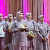 Keluarga dari calon mempelai pria hadir dengan mengenakan busana berwarna dusty pink. Anggota keluarga Kapten Rully itu masuk dengan membawa aneka seserahan untuk Dewi Perssik. Foto: TikTok/@antv_official