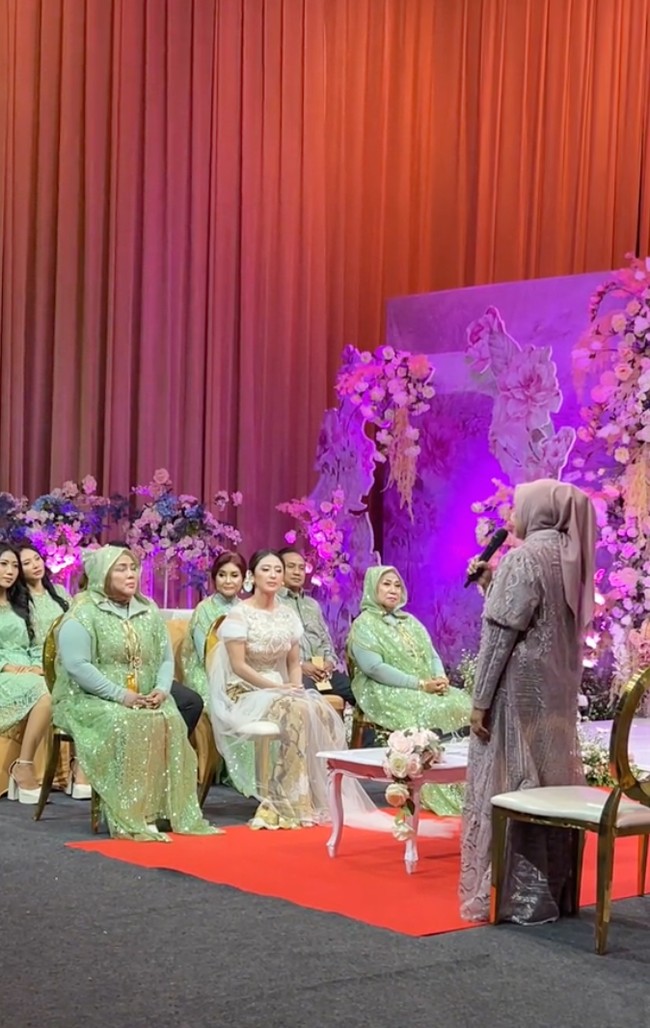 Setelah masuk dan duduk, salah satu perwakilan dari anggota keluarga Rully mengungkapkan maksud dan tujuan kedatangannya, yaitu untuk melamar Dewi Perssik.  Foto: TikTok/@antv_official