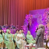 Setelah masuk dan duduk, salah satu perwakilan dari anggota keluarga Rully mengungkapkan maksud dan tujuan kedatangannya, yaitu untuk melamar Dewi Perssik.  Foto: TikTok/@antv_official