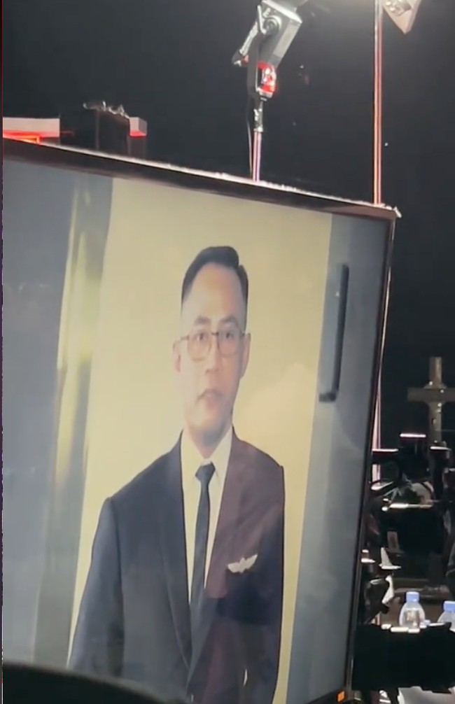 Kapten Rully sendiri tak hadir secara langsung, hanya melalui virtual. Diketahui saat acara lamaran berlangsung, Kapten Rully sedang bertugas sehingga terpaksa harus absen di acara lamarannya sendiri. Foto: TikTok/@antv_official