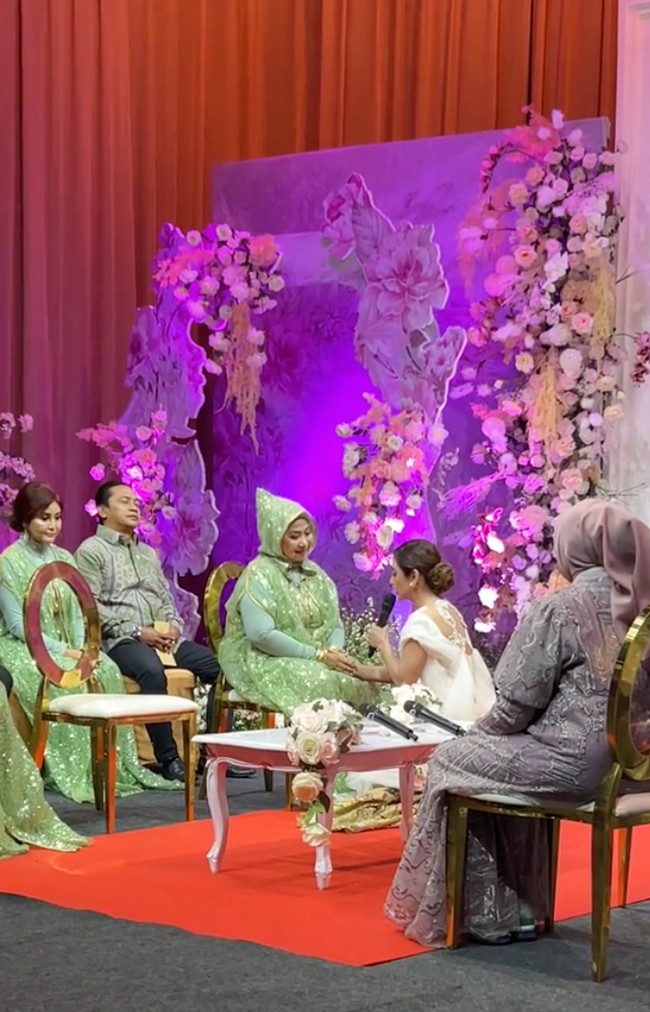 Momen sempat berubah menjadi haru saat Dewi meminta restu kepada orangtuanya. Sambil bersujud di kaki sang bunda, Dewi tampak begitu serius meminta doa restu sang bunda. Foto: TikTok/@antv_official