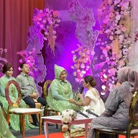 Momen sempat berubah menjadi haru saat Dewi meminta restu kepada orangtuanya. Sambil bersujud di kaki sang bunda, Dewi tampak begitu serius meminta doa restu sang bunda. Foto: TikTok/@antv_official