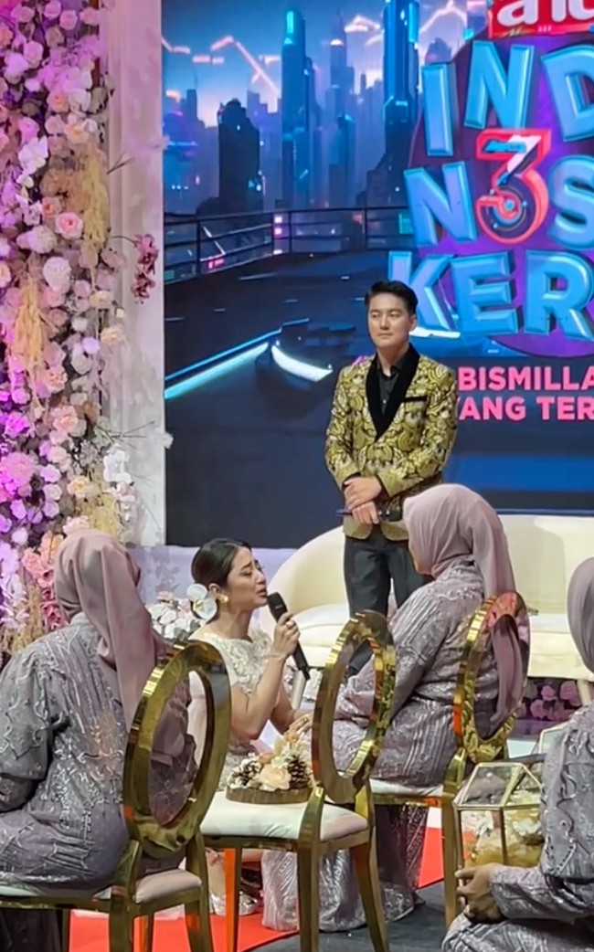 Dewi juga meminta restu kepada calon mertuanya. Dengan dipandu oleh Boy William sebagai MC, acara lamaran Dewi Perssik dan Kapten Rully berjalan dengan lancar. Foto: TikTok/@antv_official