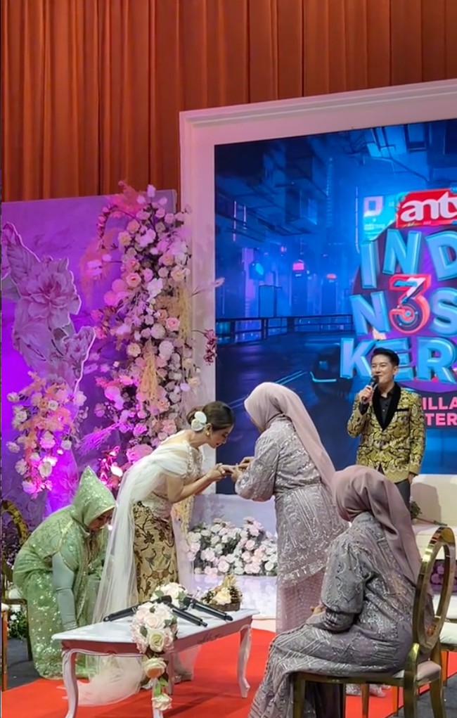Sebagai tanda sudah dilamar, pihak keluarga kapten Rully pun memberikan cincin dan memakaikannya ke jari manis Dewi Perssik. Foto: TikTok/@antv_official