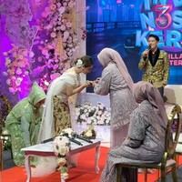 Sebagai tanda sudah dilamar, pihak keluarga kapten Rully pun memberikan cincin dan memakaikannya ke jari manis Dewi Perssik. Foto: TikTok/@antv_official
